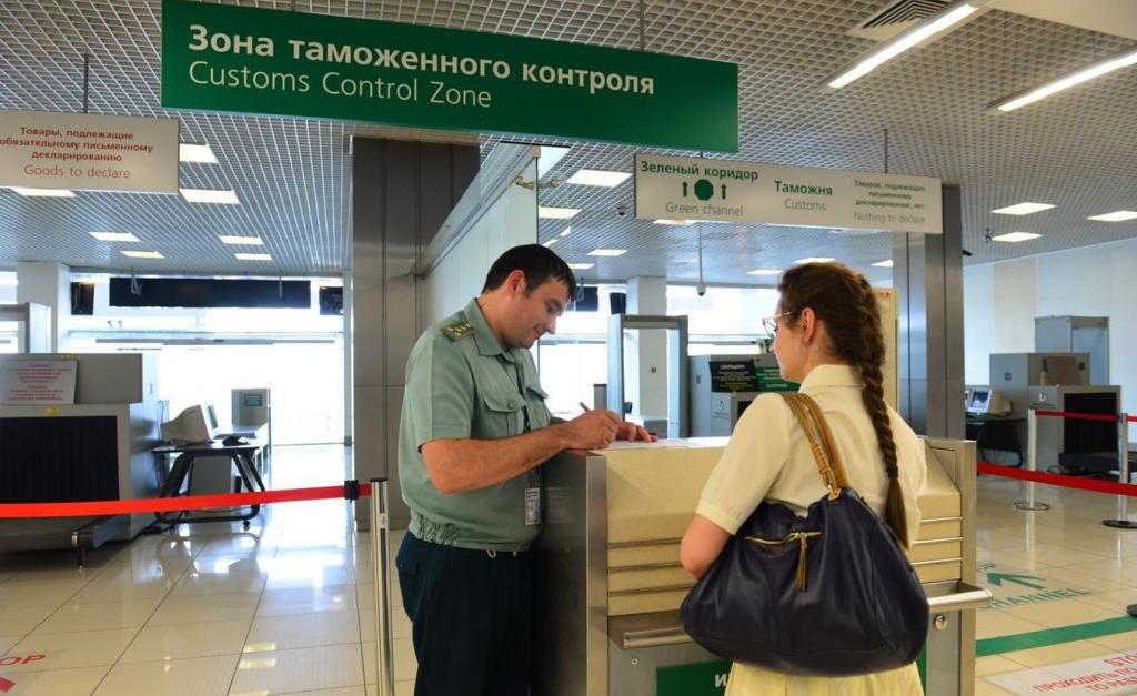сколько получают таможенники в аэропорту